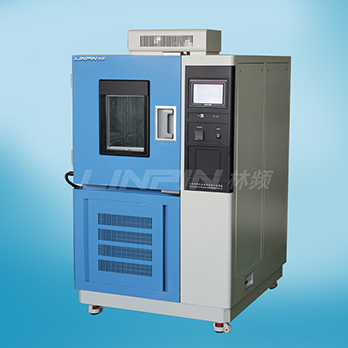 　　上海交變濕熱箱電子式濕度傳感器商品及環(huán)境濕度精確測量歸屬于95時代盛行的制造行業(yè), 近些年世界各國在濕度傳感器產(chǎn)品研發(fā)行業(yè)獲得了長足進(jìn)步。濕敏控制器正從簡易的濕敏元器件向柔性生產(chǎn)、智能化系統(tǒng)、多主要參數(shù)檢驗的方位快速發(fā)展趨勢，為開發(fā)新一代環(huán)境濕度測控系統(tǒng)造就了資源優(yōu)勢，也將環(huán)境濕度精確測量技術(shù)性提升到新的水準(zhǔn)。  　　現(xiàn)階段只有上海林頻儀器設(shè)備及少數(shù)幾家海外公司把握了用電子式濕度傳感器在上海交變濕熱箱的開發(fā)設(shè)計和運用。對比于傳的濕區(qū)球法測濕技術(shù)性，電子式濕度傳感器成本費較高，主要認(rèn)知環(huán)境濕度快，測濕更等優(yōu)勢。該技術(shù)性現(xiàn)階段在中國航天、北京林業(yè)大學(xué)、中國電力科學(xué)院等環(huán)境試驗箱如表獲得了非常好的運用，這一技術(shù)性也將變成將來上海交變濕熱箱的流行發(fā)展前景。  　　電子式濕度傳感器的優(yōu)勢取決于能捕獲相對濕度的微量分析的轉(zhuǎn)變, 反映靈巧, 落后時間在30五秒之內(nèi)年飄移小。因為電子式濕度傳感器能將相對濕度的轉(zhuǎn)變變換為電信號輸出, 逐步實現(xiàn)了電子數(shù)碼顯示信息。因為選用操縱與顯示信息的數(shù)據(jù)信號均來源于同樣, 防止了因取樣操縱和顯示信息分離出來而導(dǎo)致的積累偏差, 因而其取樣操縱顯示信息總偏差就是說電子式濕度傳感器自身的線形偏差, 且該線形偏差還可根據(jù)賠償電源電路開展調(diào)節(jié), 全面提高精密度。